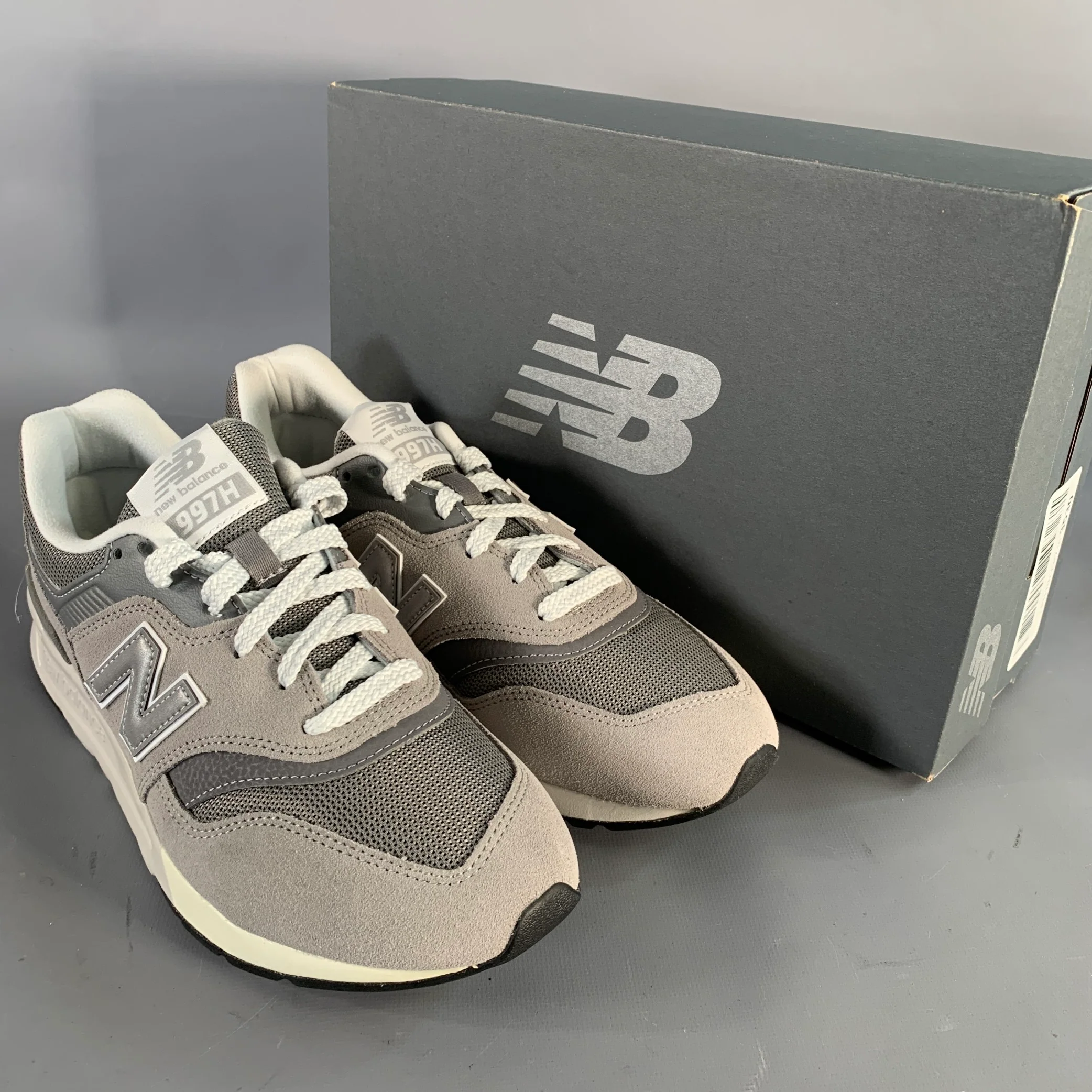 NEW BALANCE 2018 Size 7 997H Grey White Color Block Suede Lace-Up Sneakers - Image 9