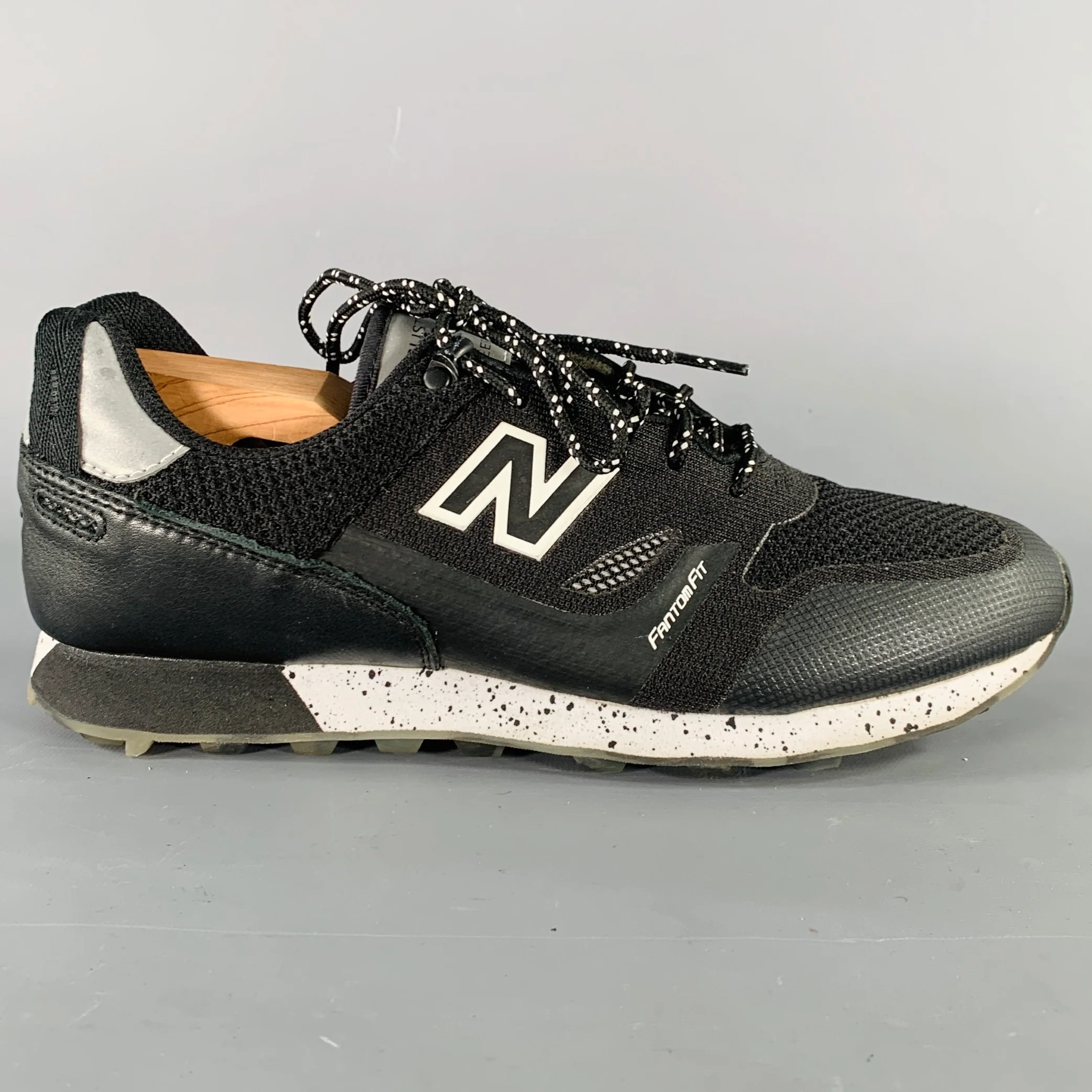 NEW BALANCE Size 8.5 Trailbuster Black White Mixed Fabrics Mesh Athletic Sneakers - Image 2