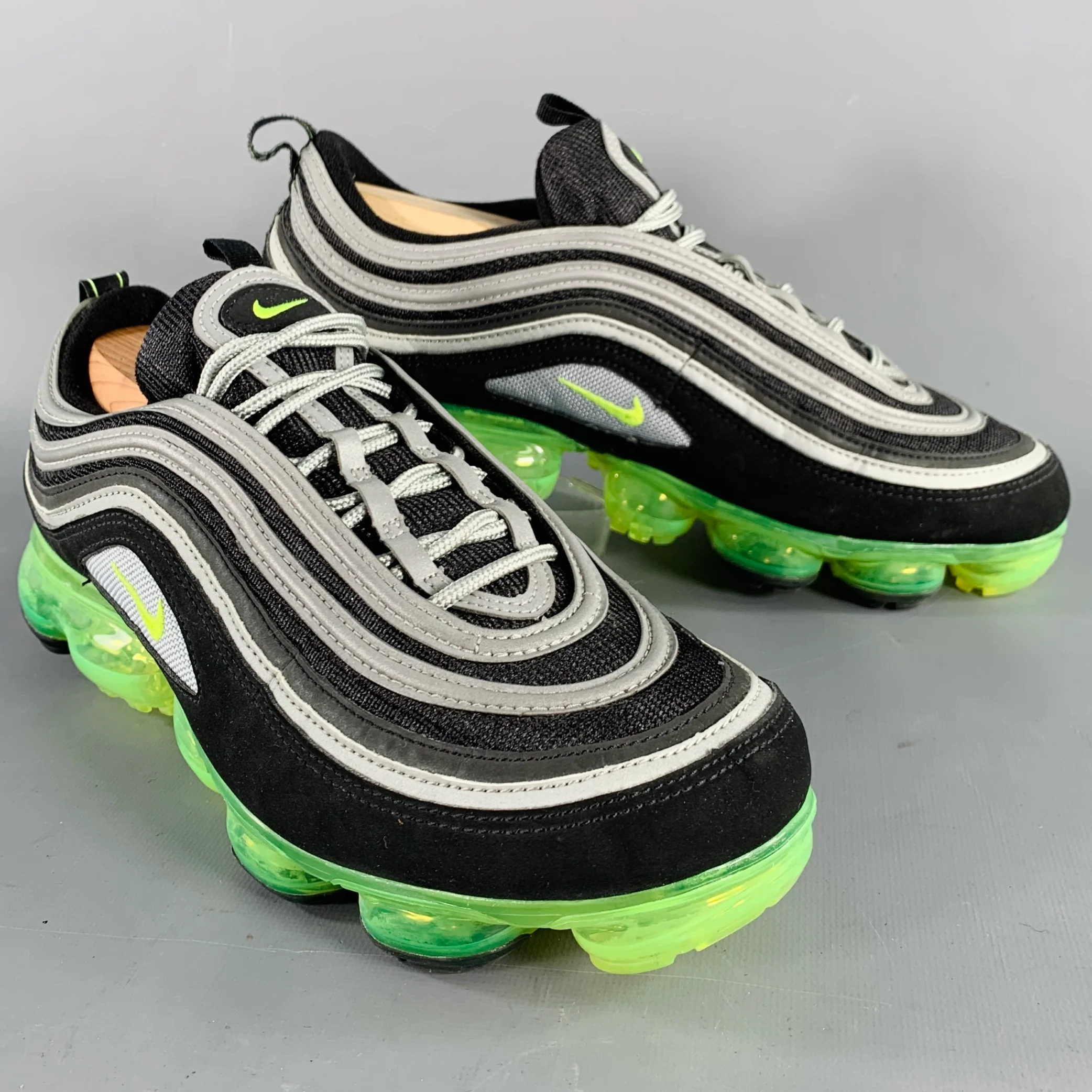 NIKE Size 10.5 Black Neon Green Mesh Lace-Up Sneakers