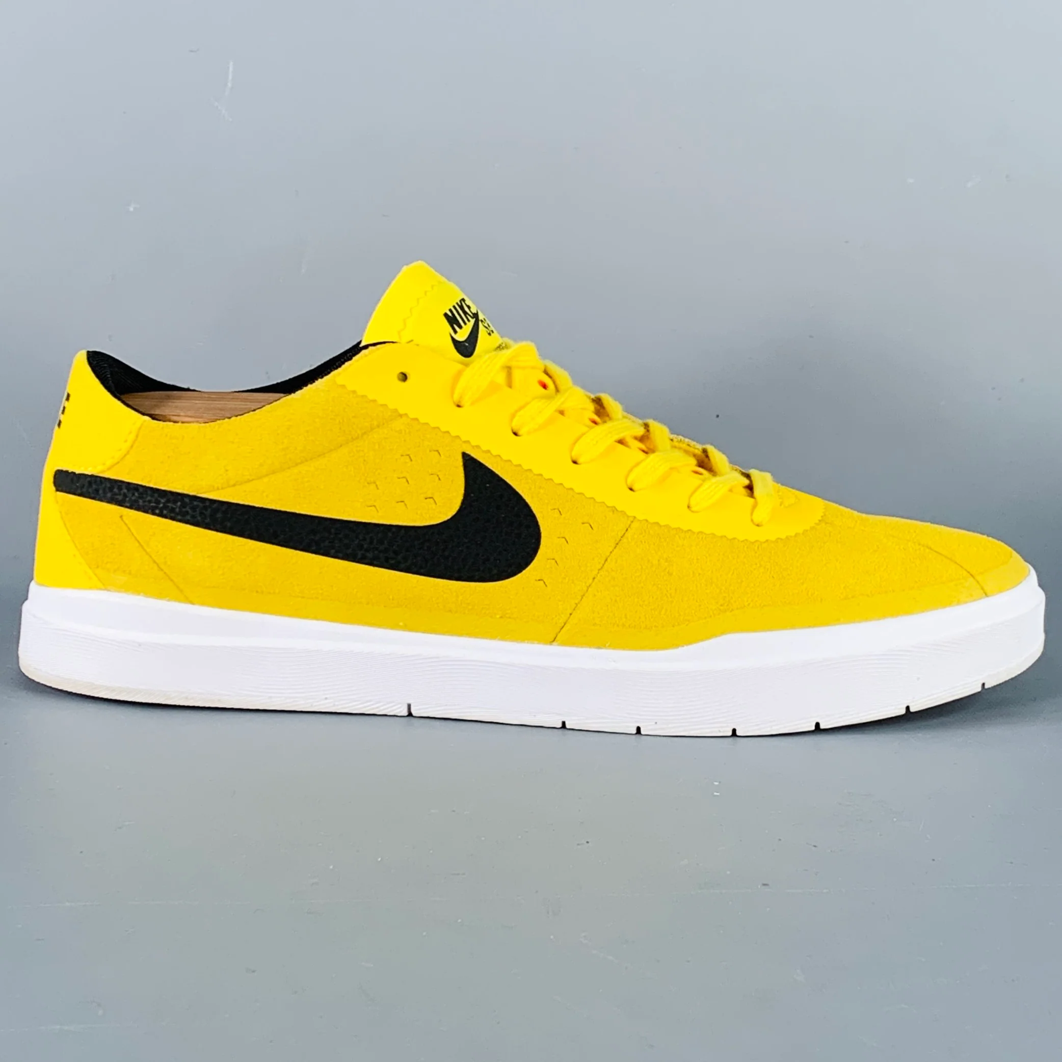 NIKE Size 10 SB Bruin Hyperfeel Yellow Black Suede Lace-Up Low Top Sneakers - Image 2
