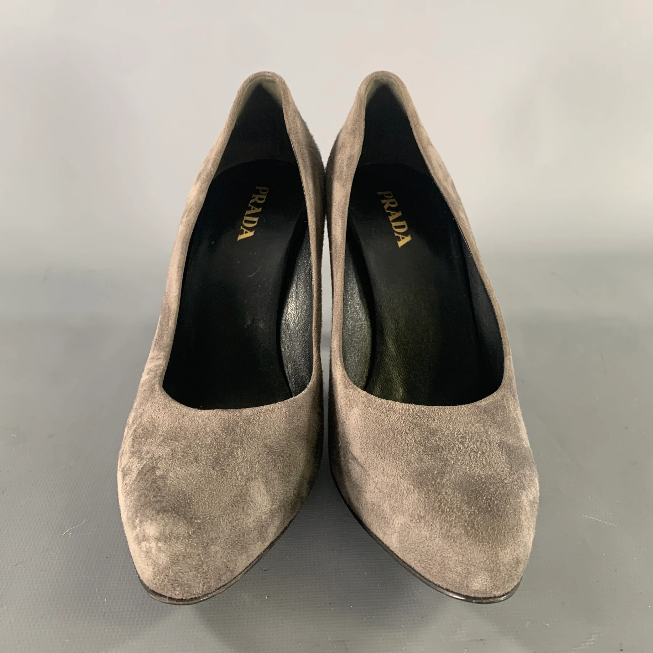 PRADA Size 9.5 Grey Suede Solid Pointed Toe Pumps - Image 4