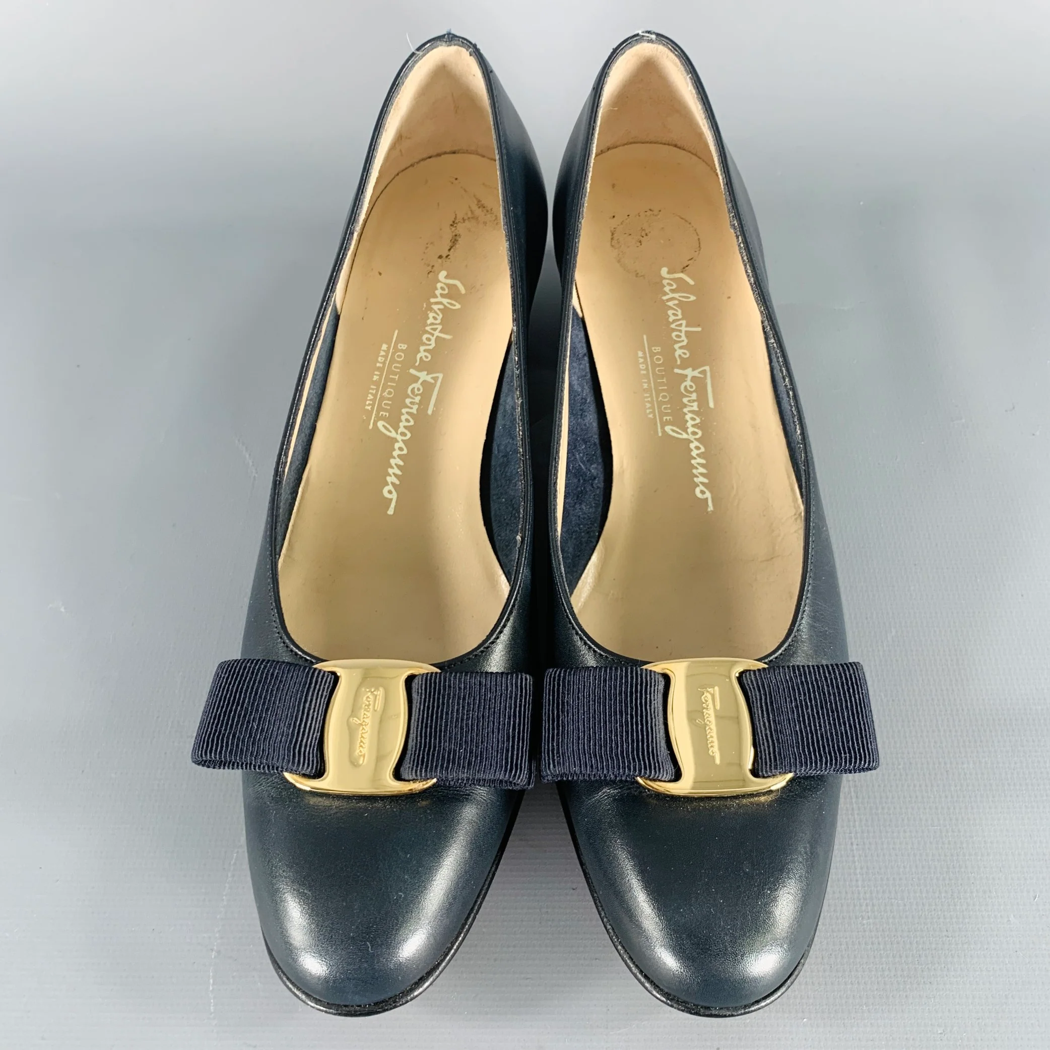 SALVATORE FERRAGAMO Size 5.5 Navy Leather Kitten Heel Pumps - Image 4