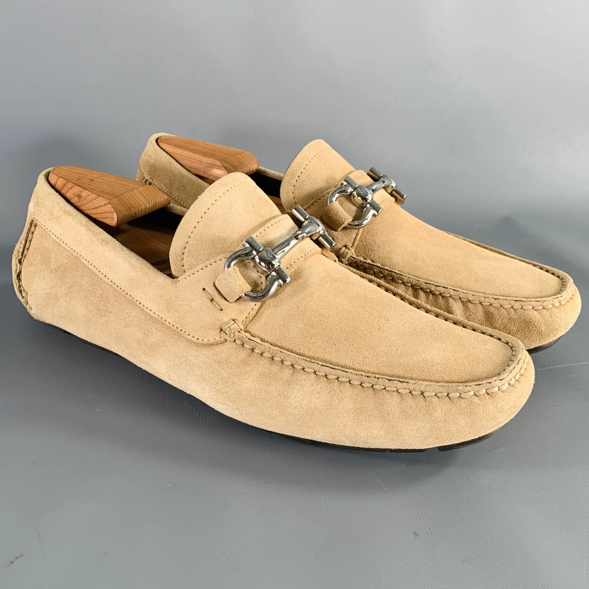 SALVATORE FERRAGAMO Size 8 Beige Silver Suede Drivers Loafers