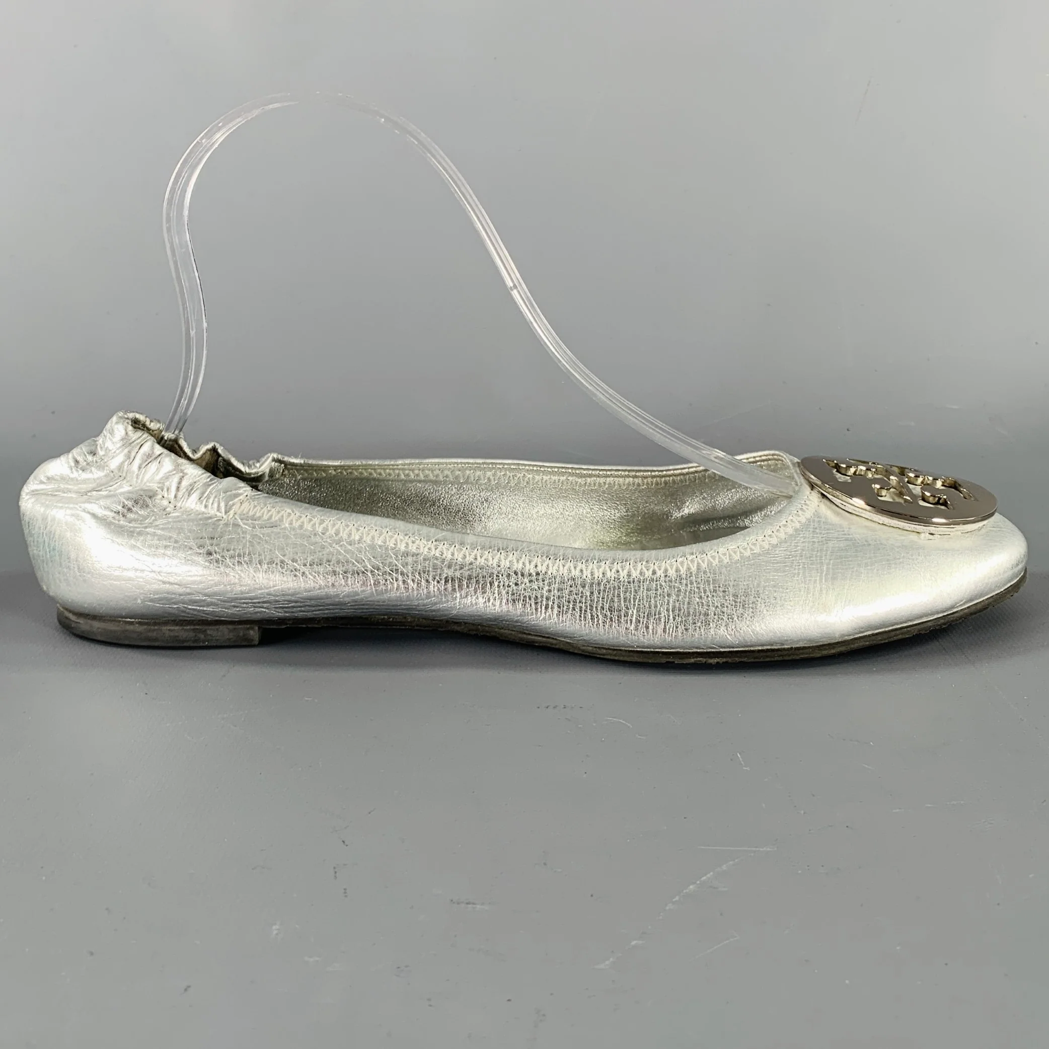 TORY BURCH Size 10 Silver Leather Logo Ruched Flats - Image 2