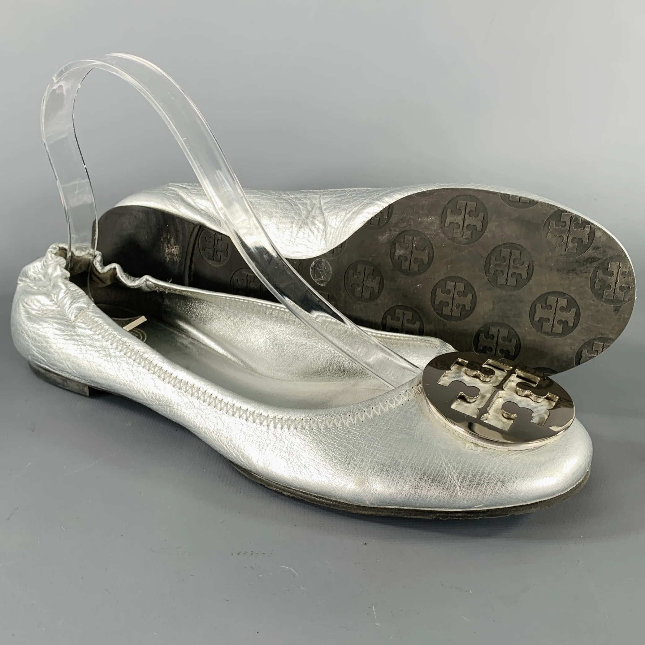 TORY BURCH Size 10 Silver Leather Logo Ruched Flats - Image 5