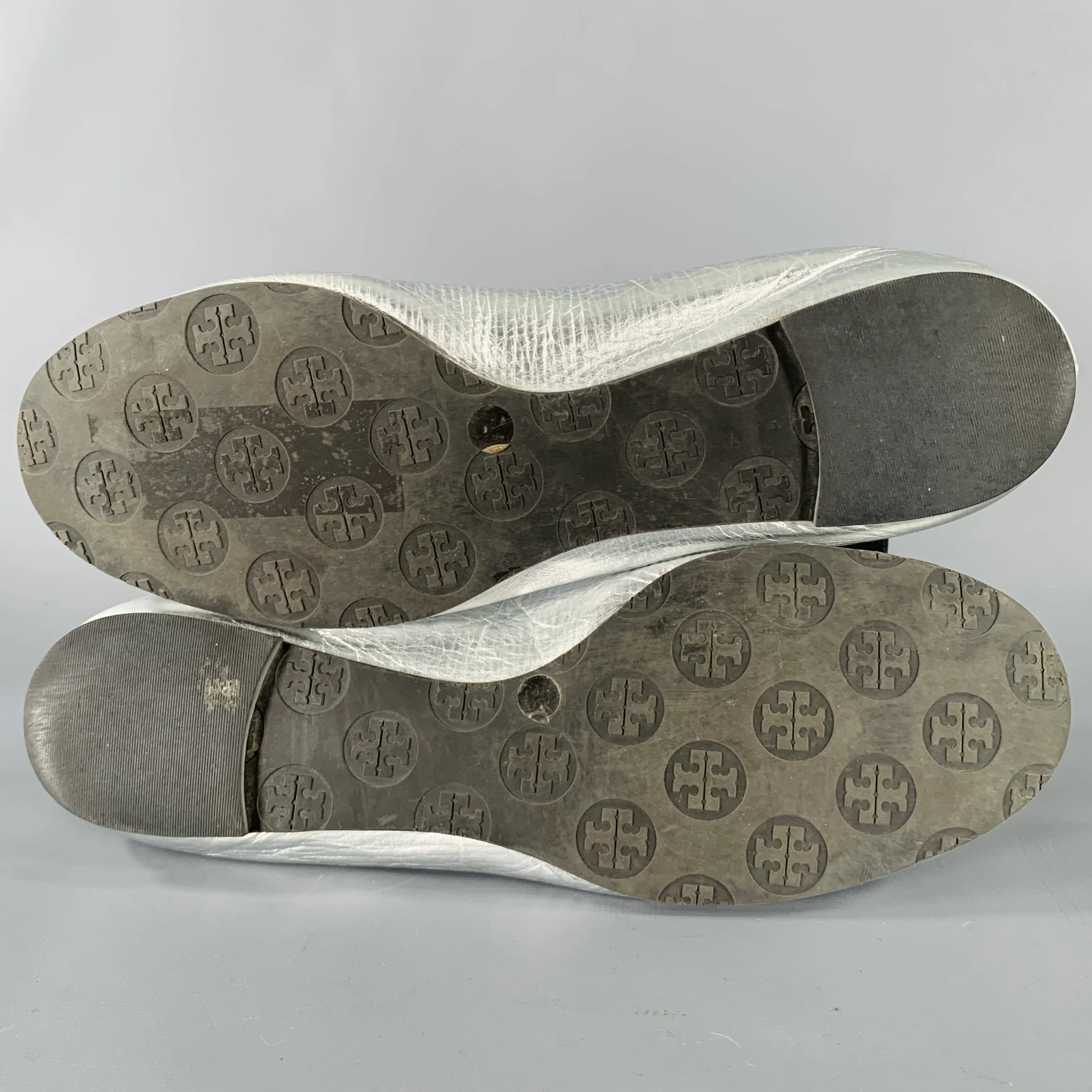 TORY BURCH Size 10 Silver Leather Logo Ruched Flats - Image 6