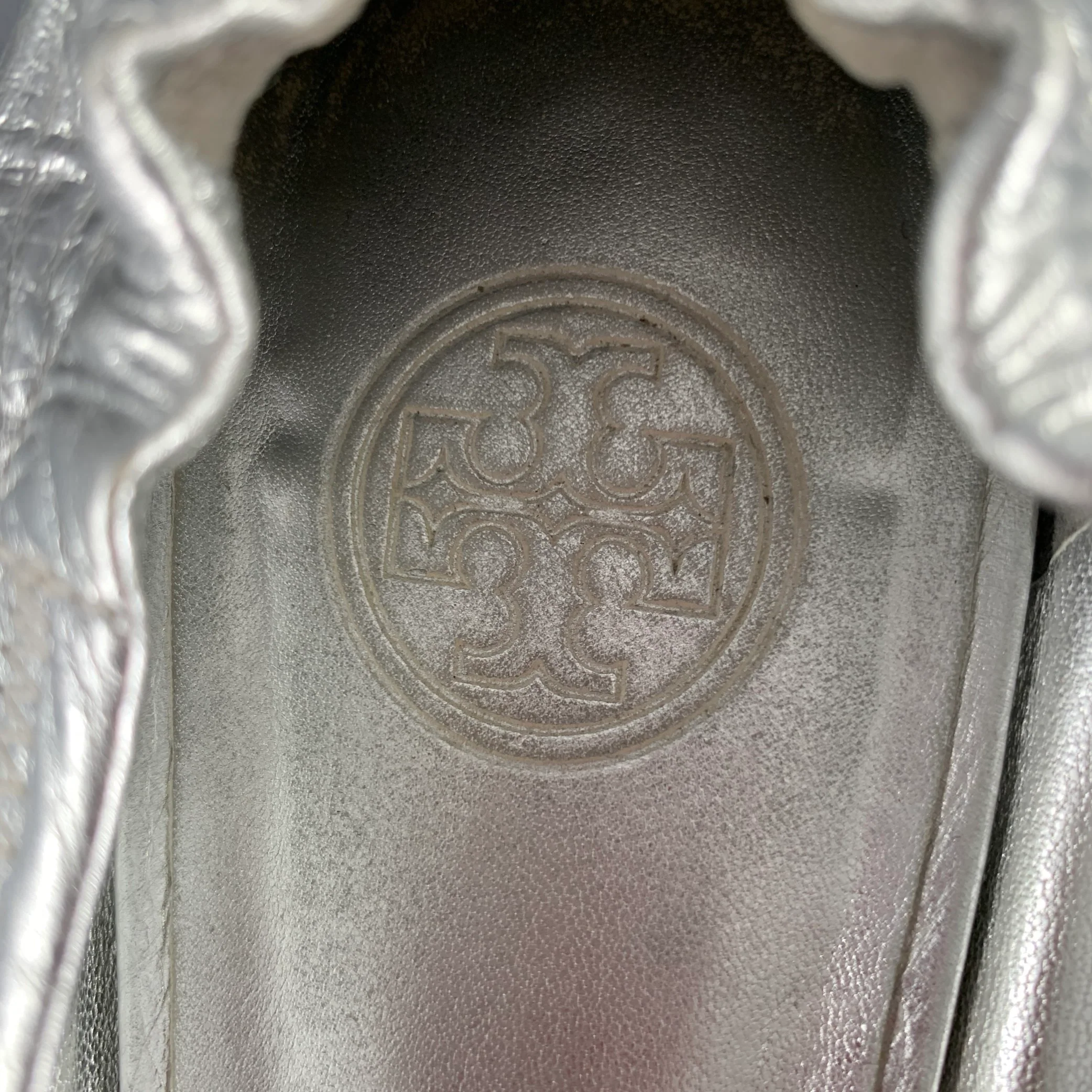 TORY BURCH Size 10 Silver Leather Logo Ruched Flats - Image 7