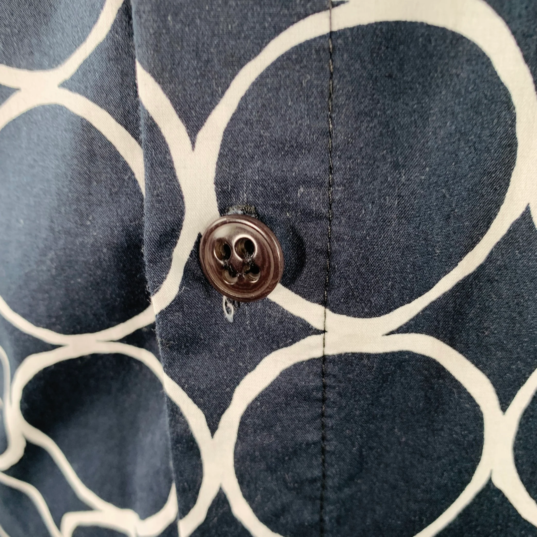 TRINA TURK Size M Navy White Circles Cotton Blend Short Sleeve Shirt - Image 5