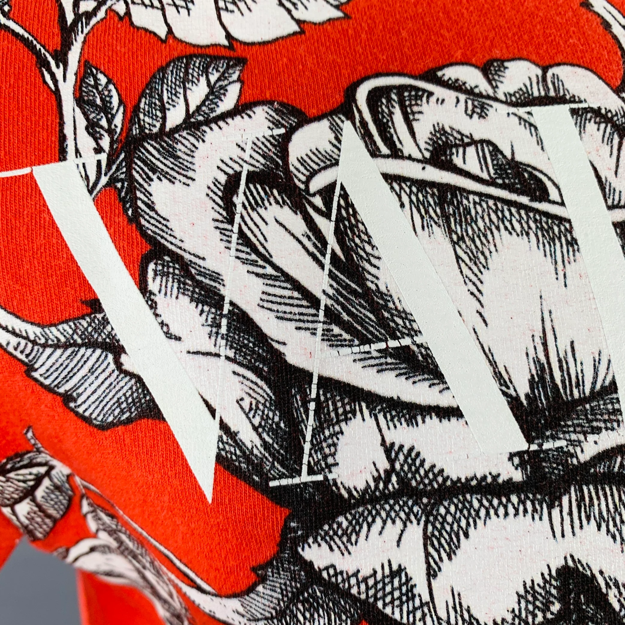 VALENTINO Size L Red Black White Symmetrical Roses Graphic Cotton Crew Neck T-shirt - Image 12