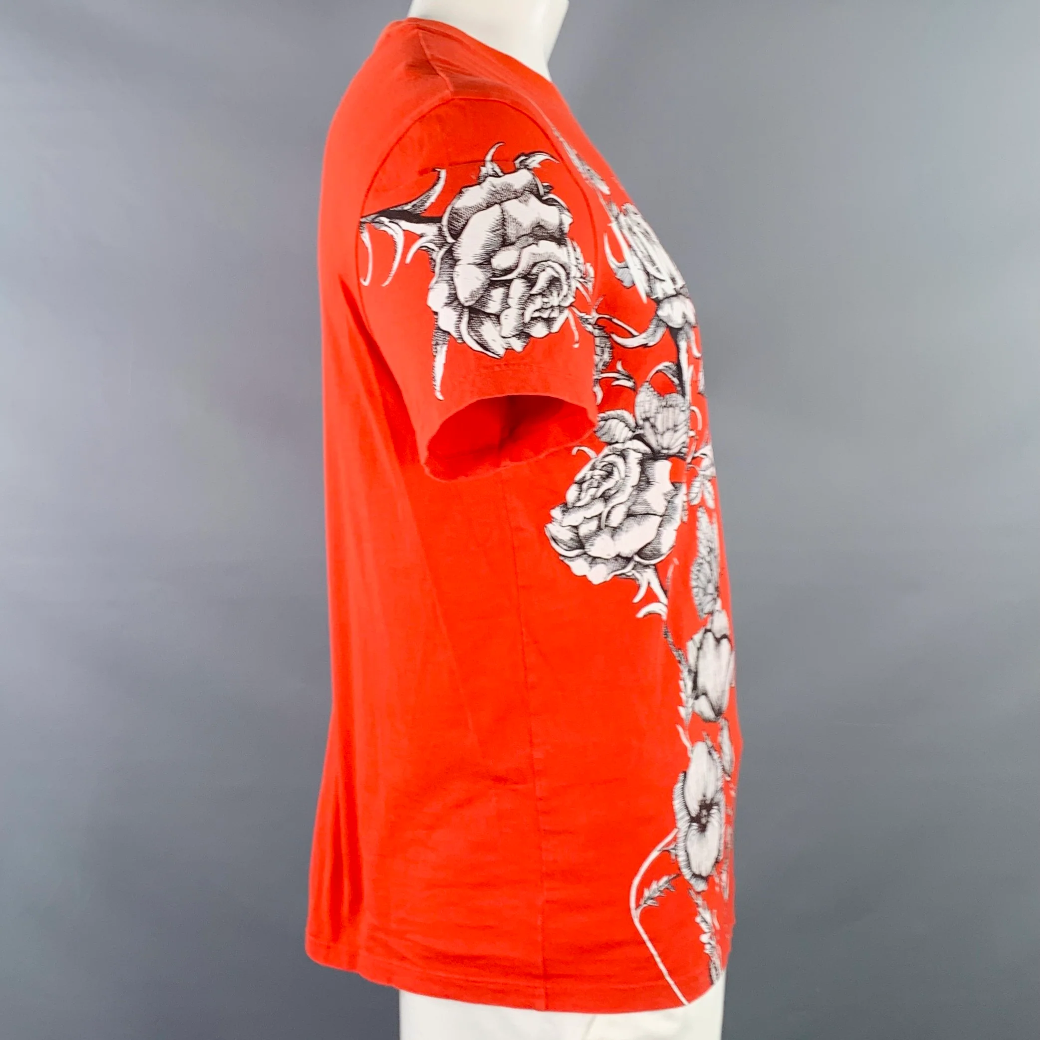 VALENTINO Size L Red Black White Symmetrical Roses Graphic Cotton Crew Neck T-shirt - Image 3