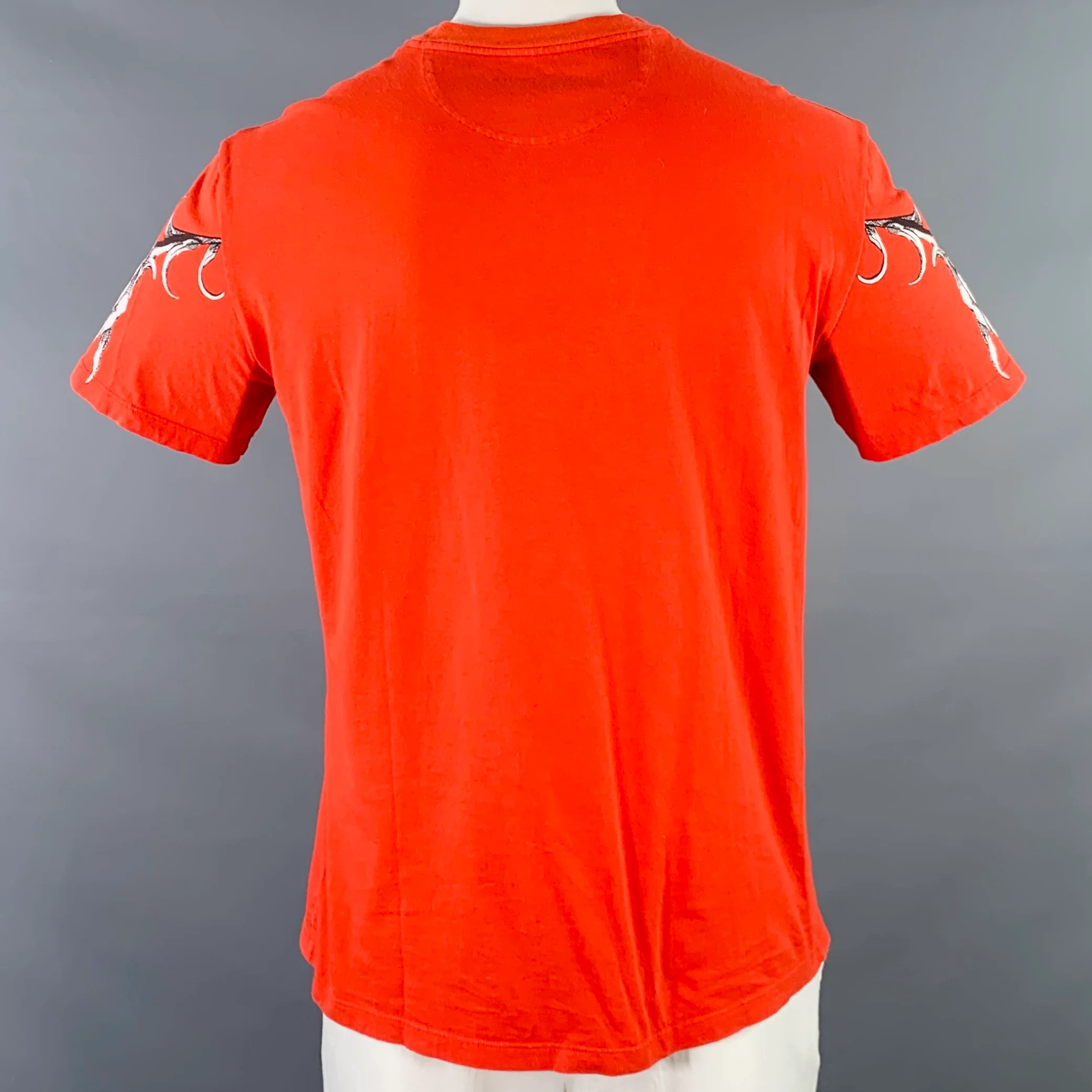 VALENTINO Size L Red Black White Symmetrical Roses Graphic Cotton Crew Neck T-shirt - Image 4