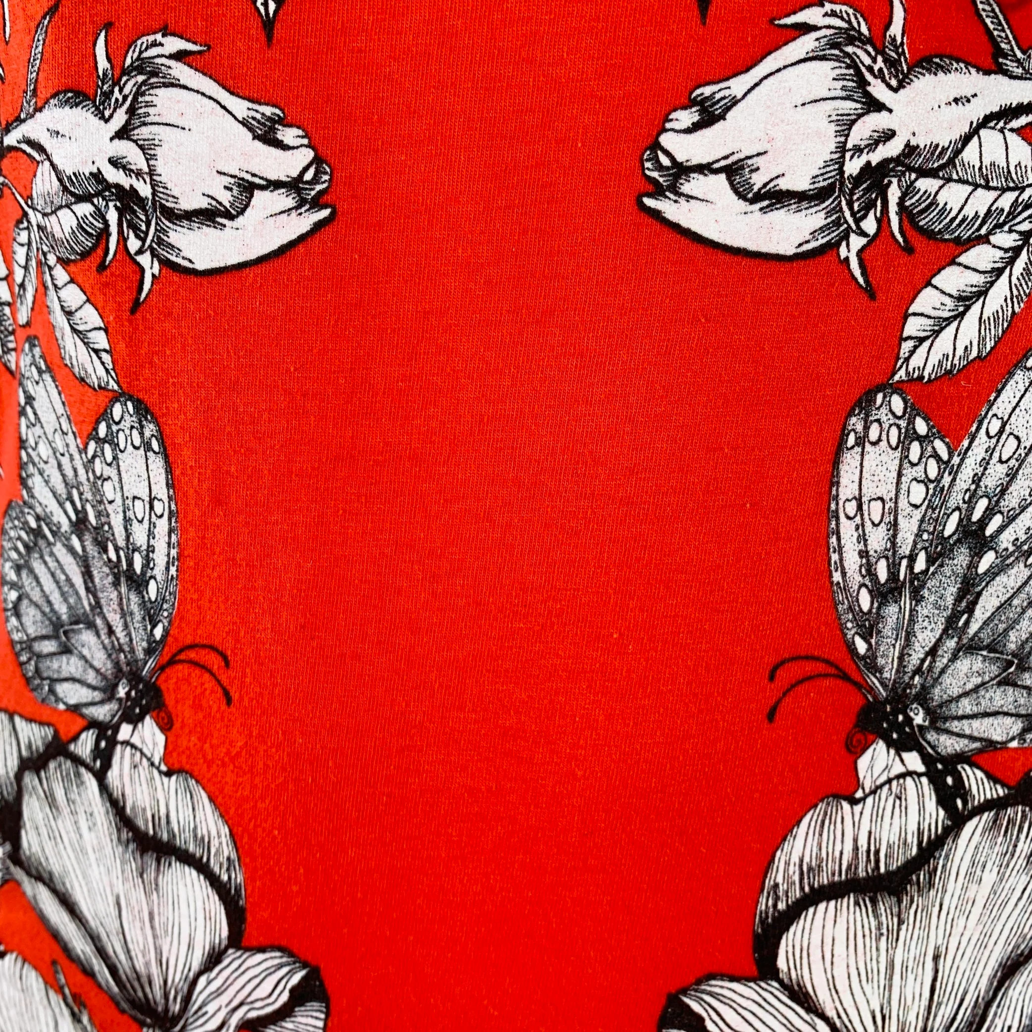 VALENTINO Size L Red Black White Symmetrical Roses Graphic Cotton Crew Neck T-shirt - Image 8