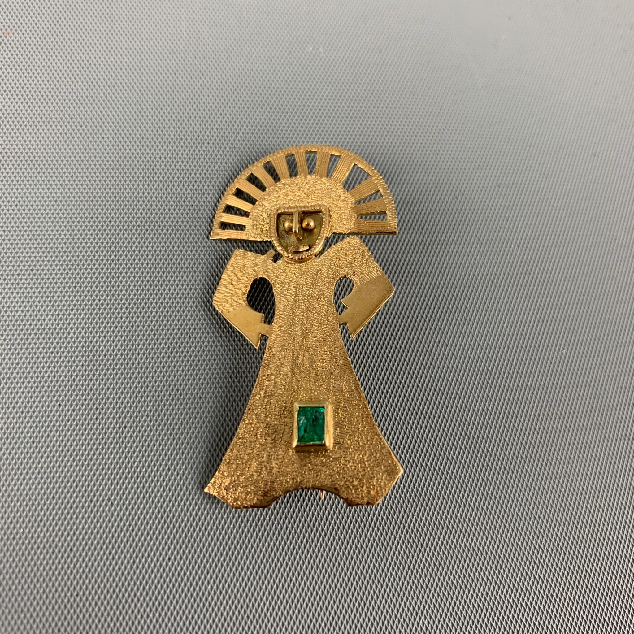 VINTAGE 18K Gold Green Stone Figures Brooch