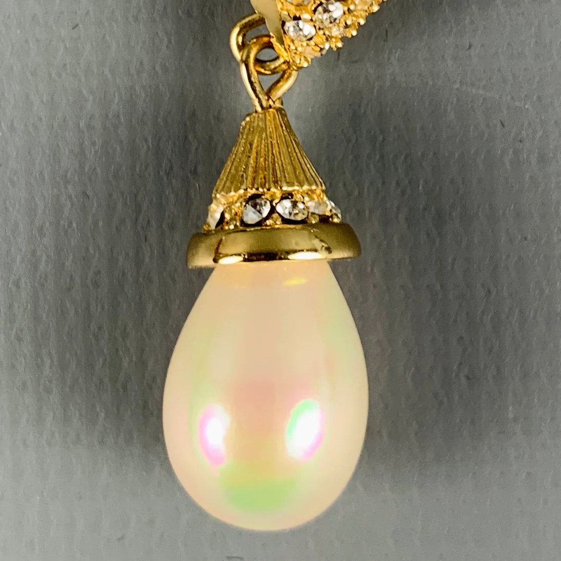 VINTAGE Gold Rhinestone Faux Pearl Earrings - Image 3