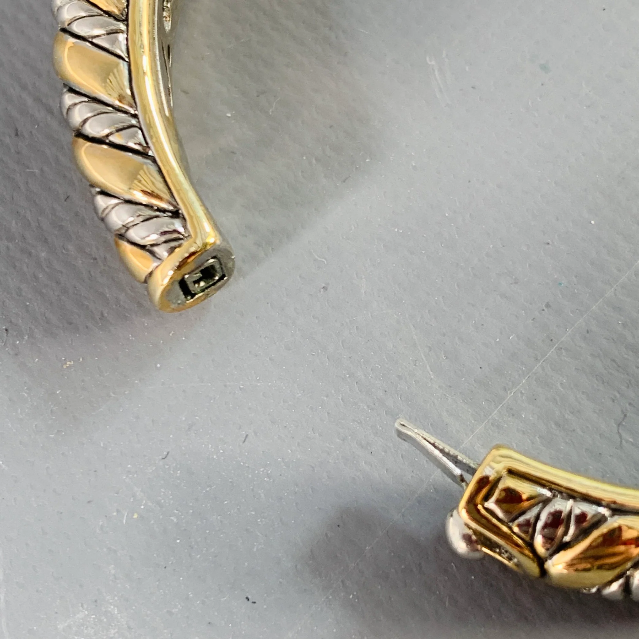 VINTAGE Silver Gold Textured Braided Metal Hinged Push Lock Bracelet - Image 4