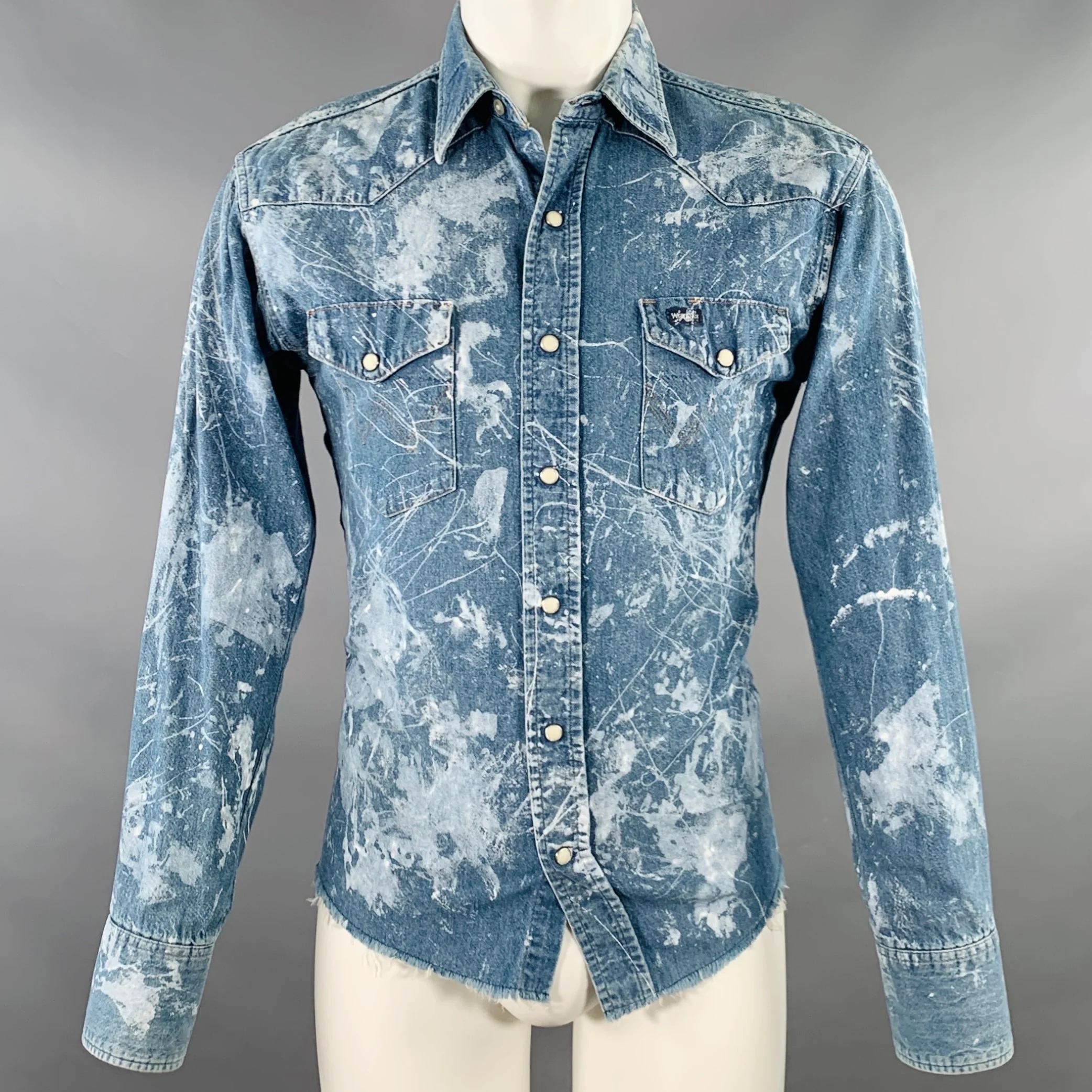 WRANGLER Size XS Blue White Denim Paint Splatter Western Raw Edge Snaps Long Sleeve Shirt